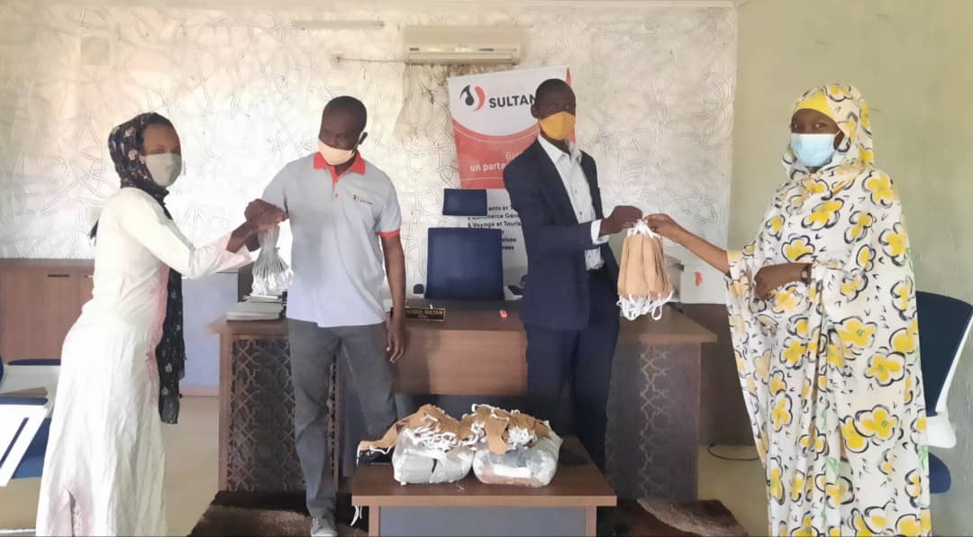 Tchad : le Groupe Sultani remet un lot de masques aux associations des jeunes.