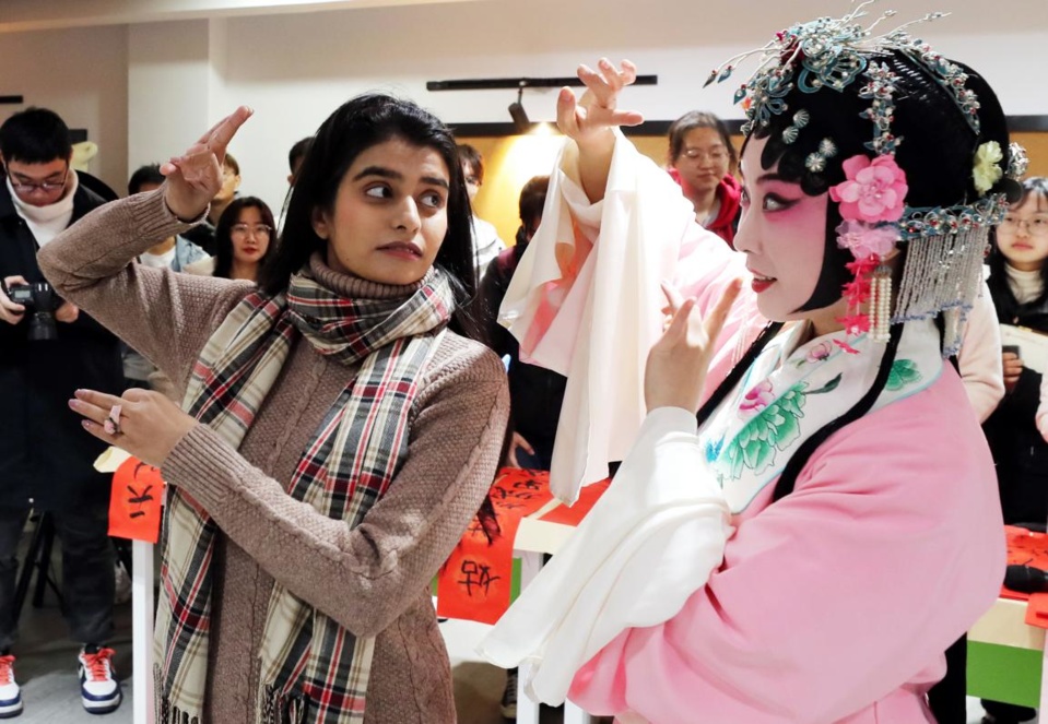 Photo shows a Pakistani student of the College of Textile and Clothing Engineering of Soochow University in Suzhou, east China’s Jiangsu province, learning Kunqu Opera from Kunqu actress Lv Jia, Dec. 21, 2020. (Photo by Hua Xuegen/People’s Daily Online) Photo shows a Pakistani student of the College of Textile and Clothing Engineering of Soochow University in Suzhou, east China’s Jiangsu province, learning Kunqu Opera from Kunqu actress Lv Jia, Dec. 21, 2020. (Photo by Hua Xuegen/People’s Daily Online)