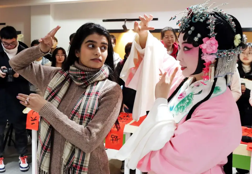 Photo shows a Pakistani student of the College of Textile and Clothing Engineering of Soochow University in Suzhou, east China’s Jiangsu province, learning Kunqu Opera from Kunqu actress Lv Jia, Dec. 21, 2020. (Photo by Hua Xuegen/People’s Daily Online)