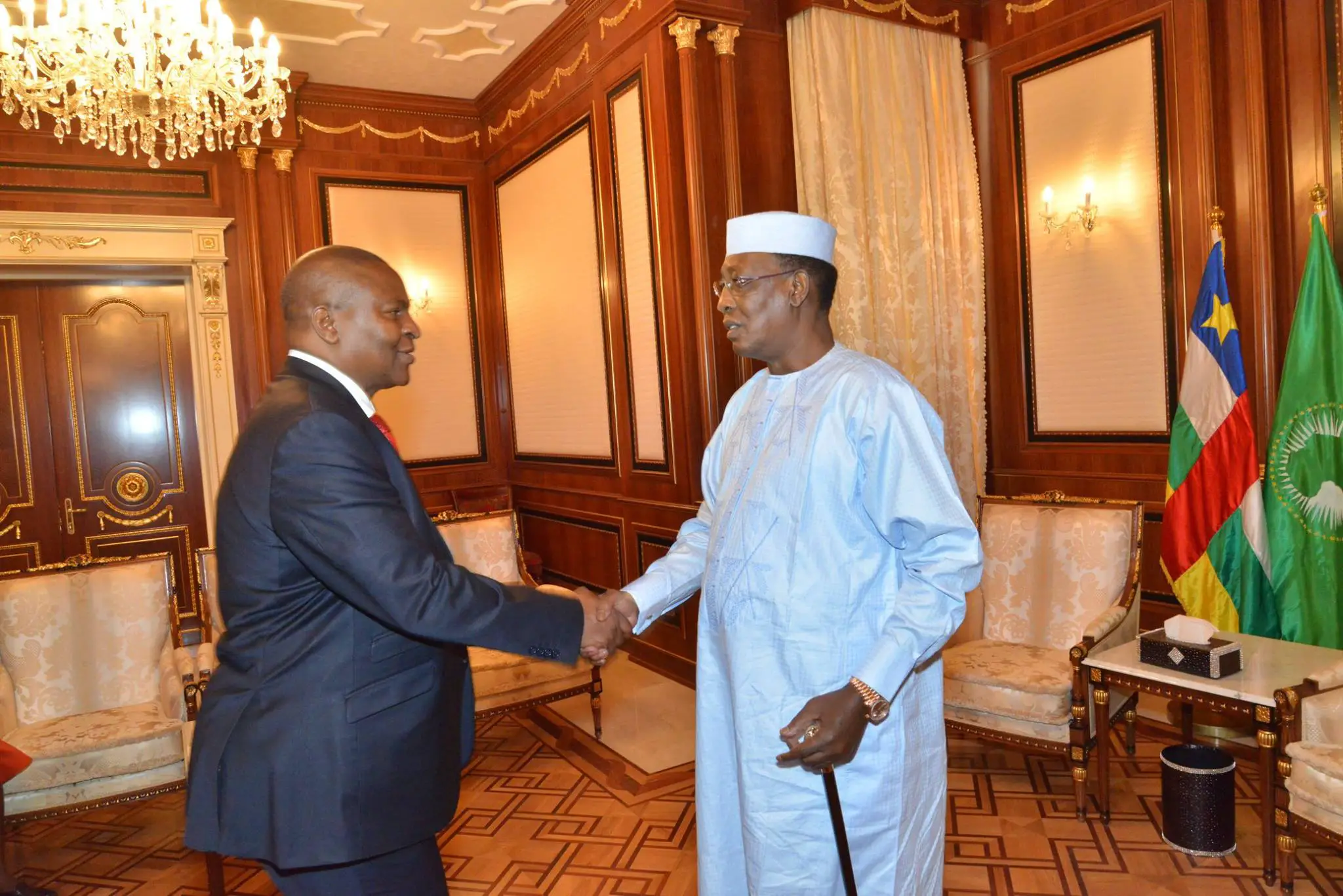 Une poignée de main entre le chef de l'Etat centrafricain Touadéra et son homologue tchadien Idriss Déby, le 29 juin 2017 au Palais présidentiel, à N'Djamena. © PR