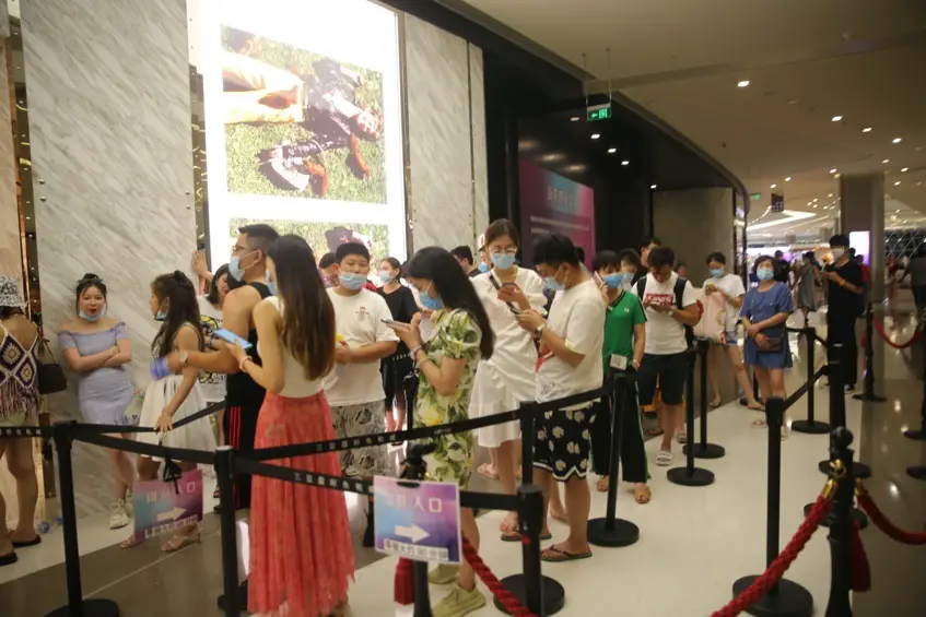 Young consumers wait in lines in front of a luxury jewelry duty-free store in Sanya, south China's Hainan province, July 29, 2020. (Photo by Zhang Jingang/People's Daily Online)