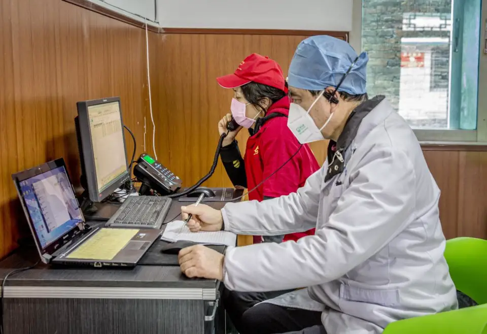 Psychologists and volunteers provide citizens with free psychological assistance 24 hours a day and popularize mental health knowledge in Xianju county, east China’s Zhejiang province, Feb. 12, 2020. (Photo by Chen Yueming/People’s Daily Online)