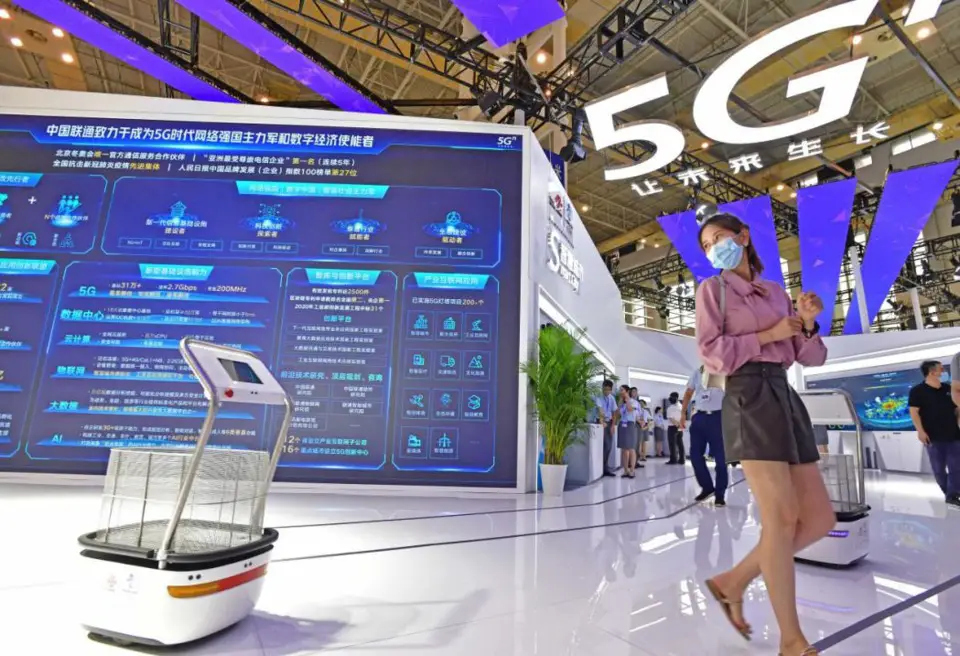 A visitor tries a self-driving shopping cart at an exhibition of the World Digital Economy Conference in Ningbo, east China's Zhejiang province, Sept. 11, 2020. (Photo by Zhang Yongtao/People's Daily Online)