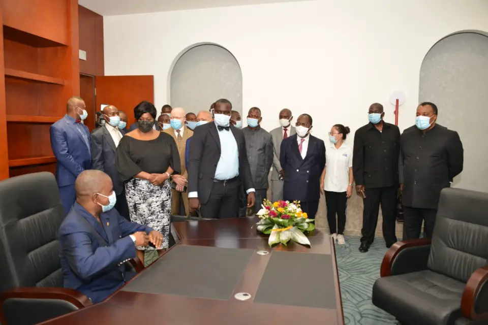 Denis Sassou N'Guesso visitant les locaux du Sénat.