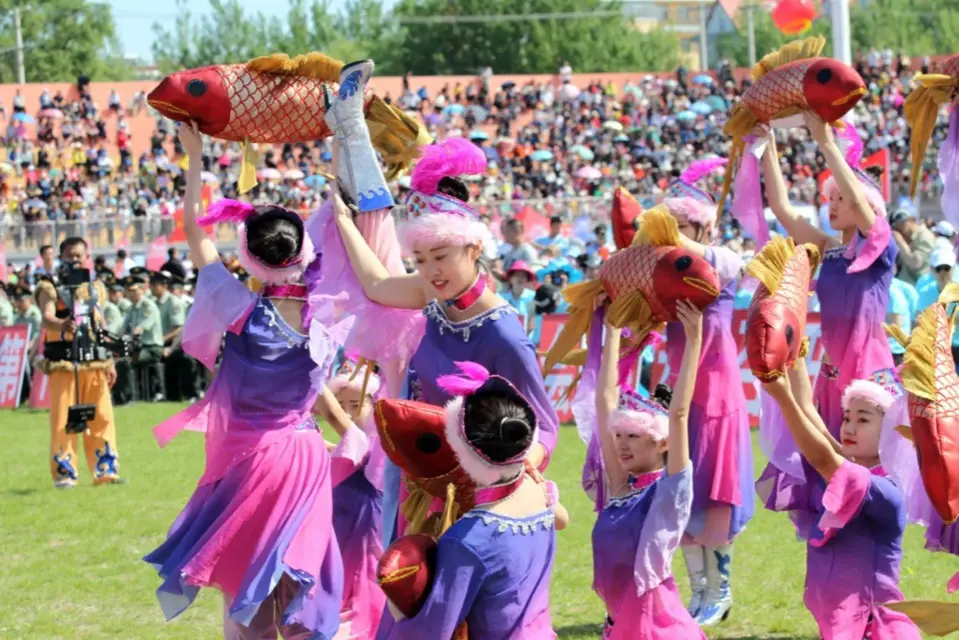 Contestants of Hezhe ethnic group perform dances of Hezhe ethnic group at a traditional festival of the ethnic group held in Raohe county, northeast China's Heilongjiang province, June 16, 2017. (Photo by Xu Congjun/People's Daily Online)