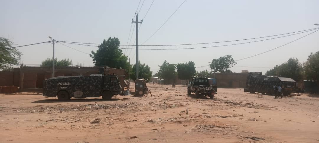 Des véhicules de police le 5 février 2021 dans le quartier Atrone à N'Djamena. © DR