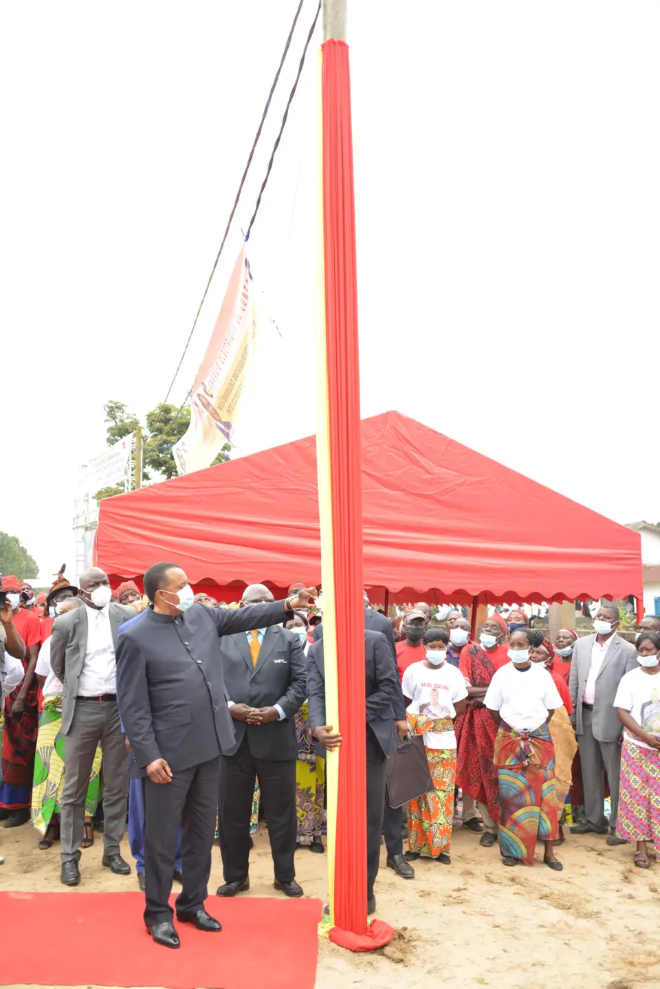 Denis Sassou N'Guesso devant le poteau électrique pour le geste symbolique.