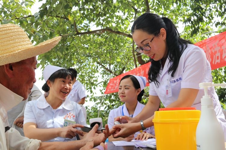 Doctors from the Second Affiliated Hospital of Zhejiang University School of Medicine give volunteer medical consultation at a community health center of Taipan township, Taijiang, Guizhou province. (Photo provided by the public account of the Second Affiliated Hospital of Zhejiang University School of Medicine on WeChat)