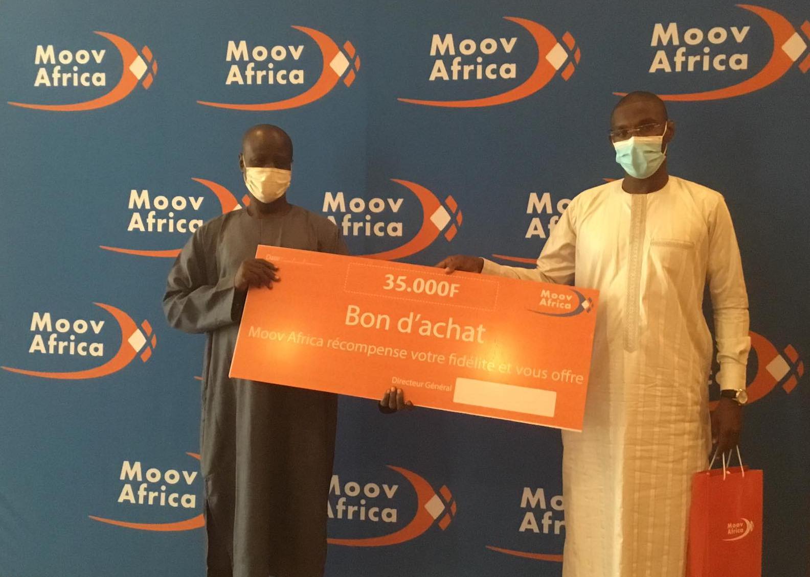 Remise de cadeaux aux anciens clients : Moov Africa récompense sa fidèle clientèle Remise de cadeaux aux anciens clients : Moov Africa récompense sa fidèle clientèle