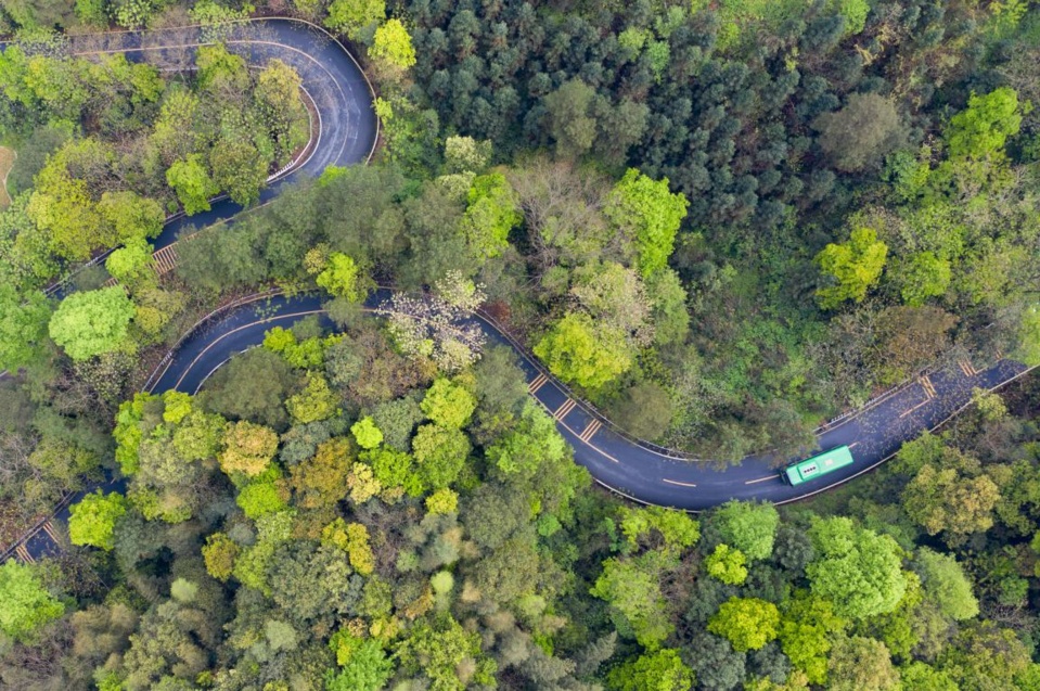 Photo shows a new-energy bus running on a road in Huangdu village, Pingtan township, Tongdao Dong autonomous county, central China’s Hunan province, April 5, 2020. (Photo by Wu Sandong/People’s Daily Online)
