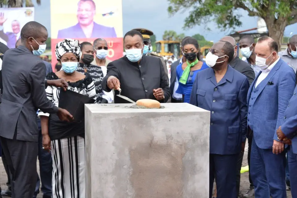 Denis Sassou N'Guesso posant la 1ère pierre de la centrale thermique à gaz à Djeno.