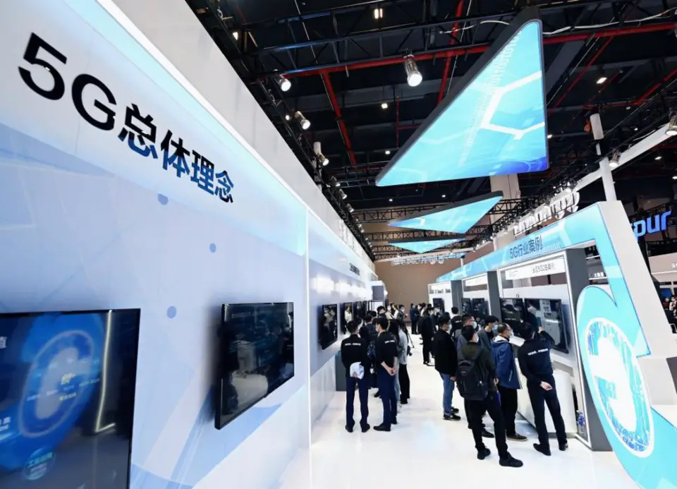 Photo taken on Nov. 19, 2020, shows people visiting exhibition booths at the China 5G+ Industrial Internet Conference in Wuhan, central China's Hubei province. (Photo by Zhang Canlong/People's Daily Online)