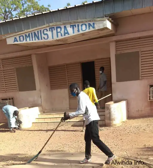 Tchad : des jeunes donnent un coup de balai au lycée de Mongo