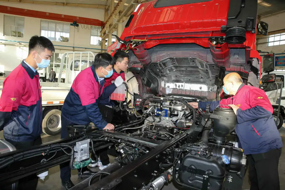 Photo taken on Jan. 28, 2021, shows automobile majors in Shandong Technician College of Water Conservancy, east China’s Shandong province, working as interns in Shandong Tangjun Ouling Automobile Manufacture Co., Ltd. Joining hands with companies in relevant industries, the college cultivates professionals and technical talents according to market demand. (Photo by Zhai Shen’an/People’s Daily Online)