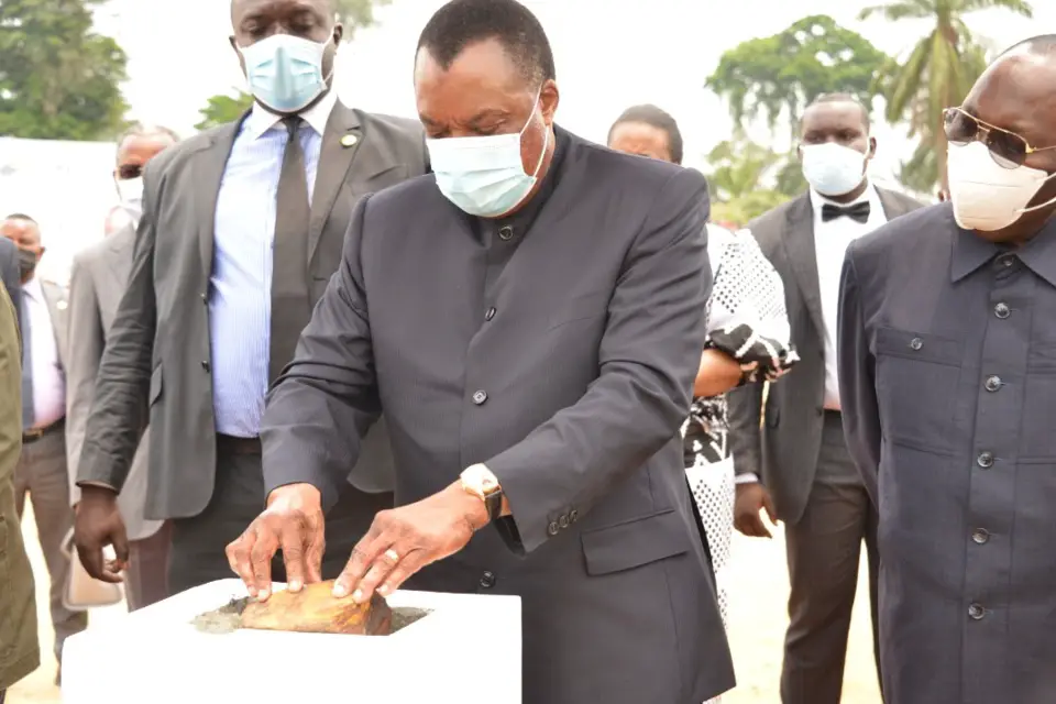 Denis Sassou N'Guesso posant la première pierre de la centrale thermo-solaire