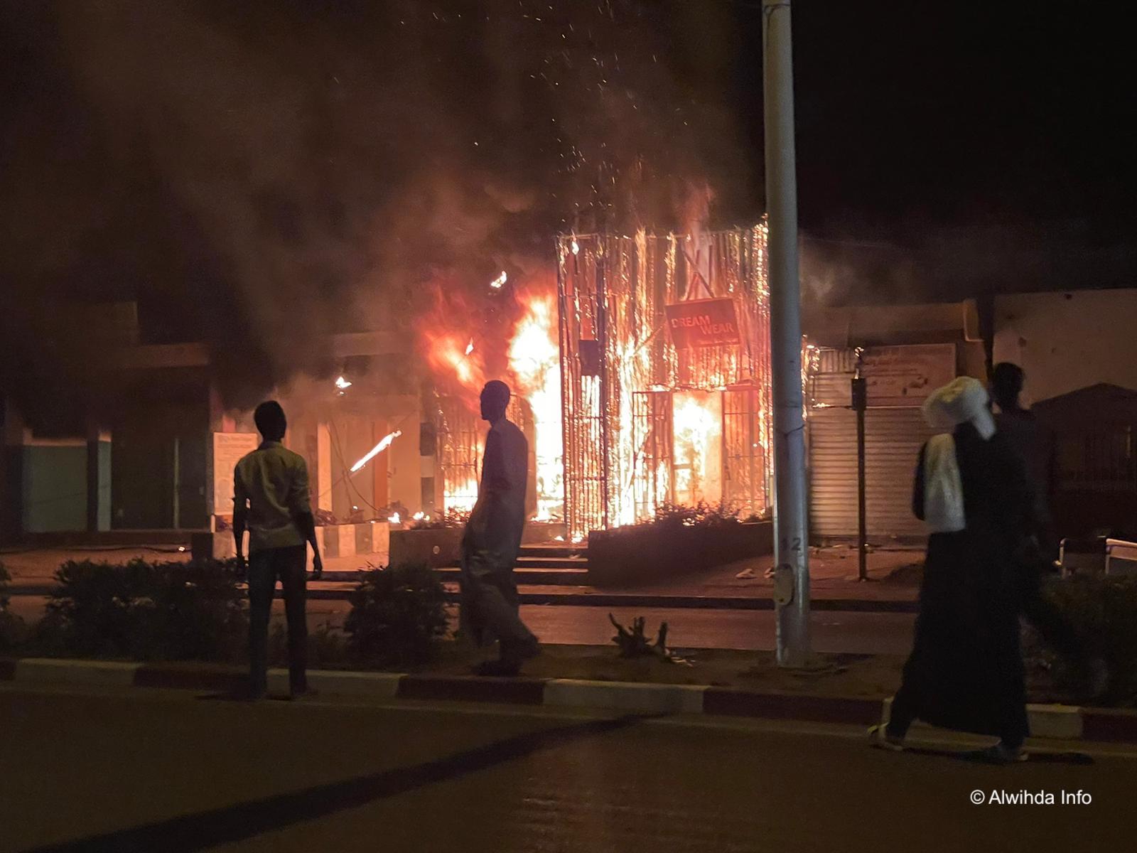 N'Djamena : une boutique prend feu à la rue de 40m