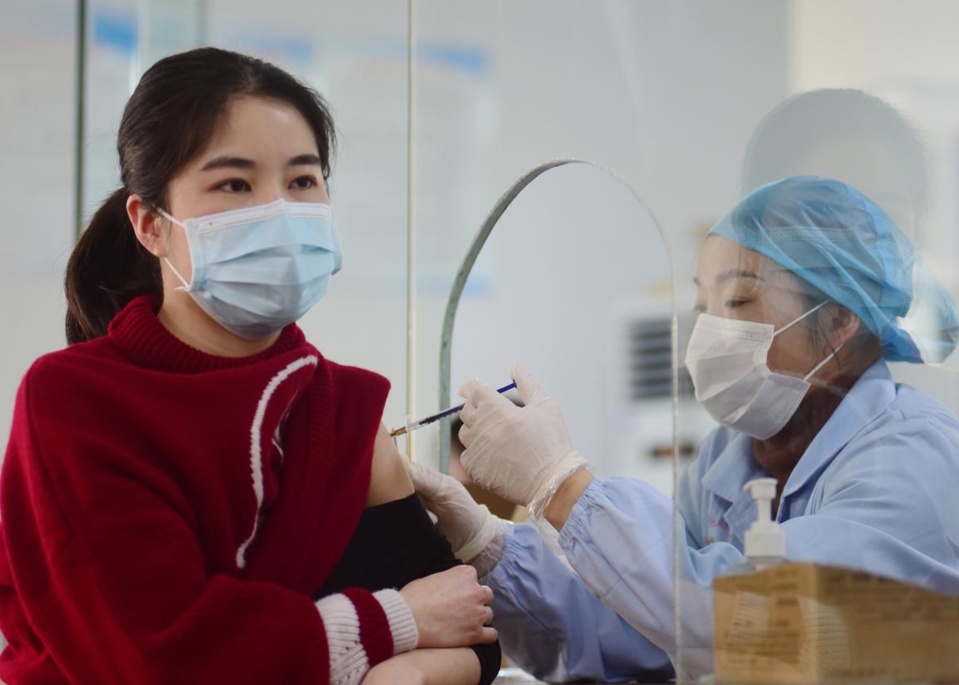 Photo taken on Jan. 25, 2021, shows a medical worker administering COVID-19 vaccine to a citizen at a health center of Zhuquan township, Jiahe county, Chenzhou city, central China’s Hunan province. (Photo by Huang Chuntao/People’s Daily Online)