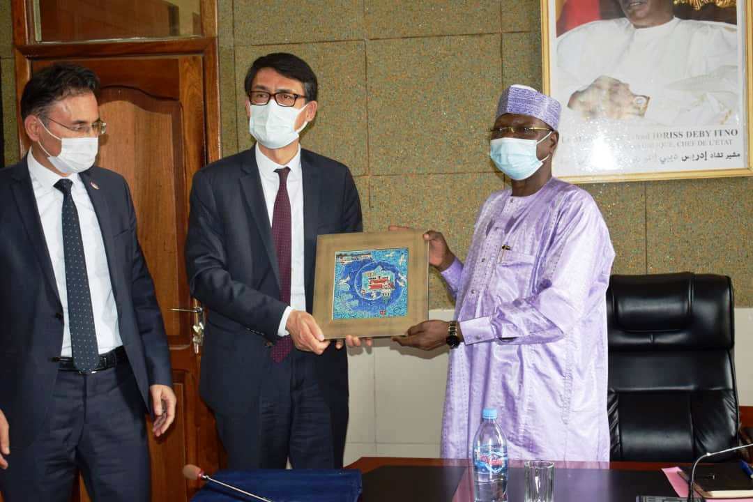 Le ministre d’état Kalzeubé Payimi Deubet et le vice-président de la TIKA, Dr. Rahman Nurbun. © PR