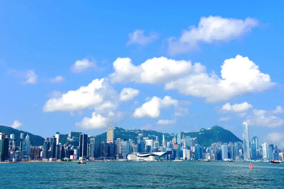 Photo shows the beautiful scenery of the Wan Chai section of Victoria Harbour, Hong Kong. (Photo by Duan Changzheng/People’s Daily Online)