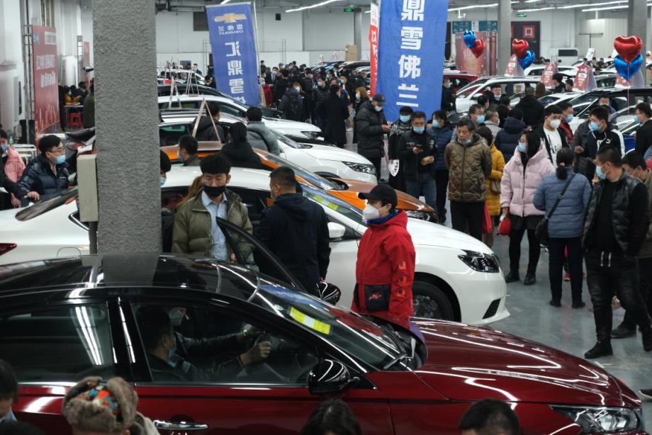 Visitors shop for cars at an automobile exhibition held in Northeast China’s Liaoning Province, Shenyang on Feb. 27. Photo by Huang Jinkun/People’s Daily Online Visitors shop for cars at an automobile exhibition held in Northeast China’s Liaoning Province, Shenyang on Feb. 27. Photo by Huang Jinkun/People’s Daily Online
