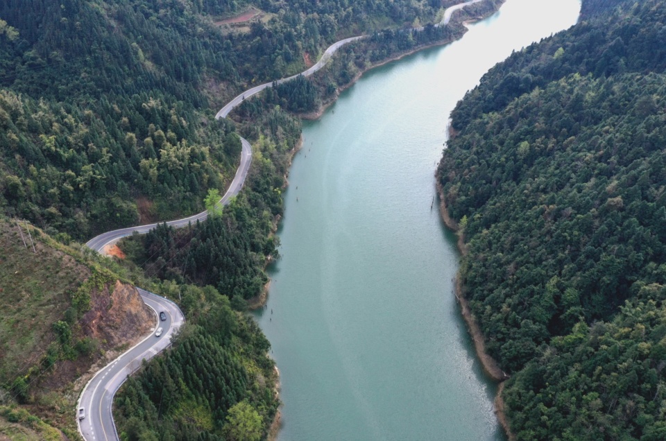 On February 24, the vehicle drove on a rural road between green trees in Gangbian Township, Congjiang County, Guizhou Province. (Photo by Luo Jinglai/People’s Daily Online)