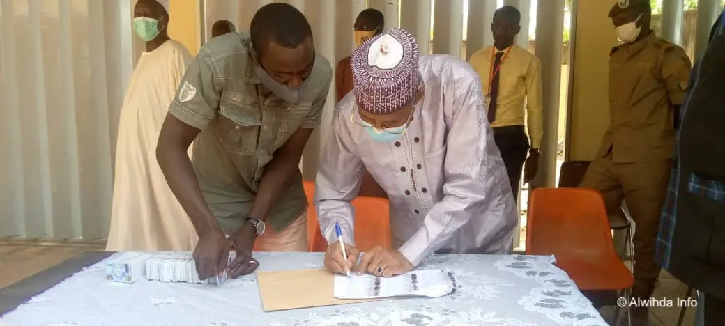 Tchad : le gouverneur du Guera retire sa carte d'électeur