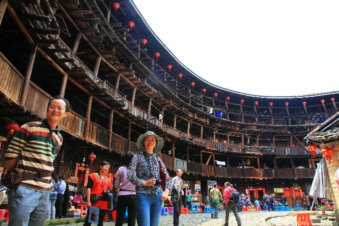 Tourists visit Tulou in Nanjing County, Zhangzhou, southeast China's Fujian Province. (Photo by Luo Xinghan/People's Daily Online)