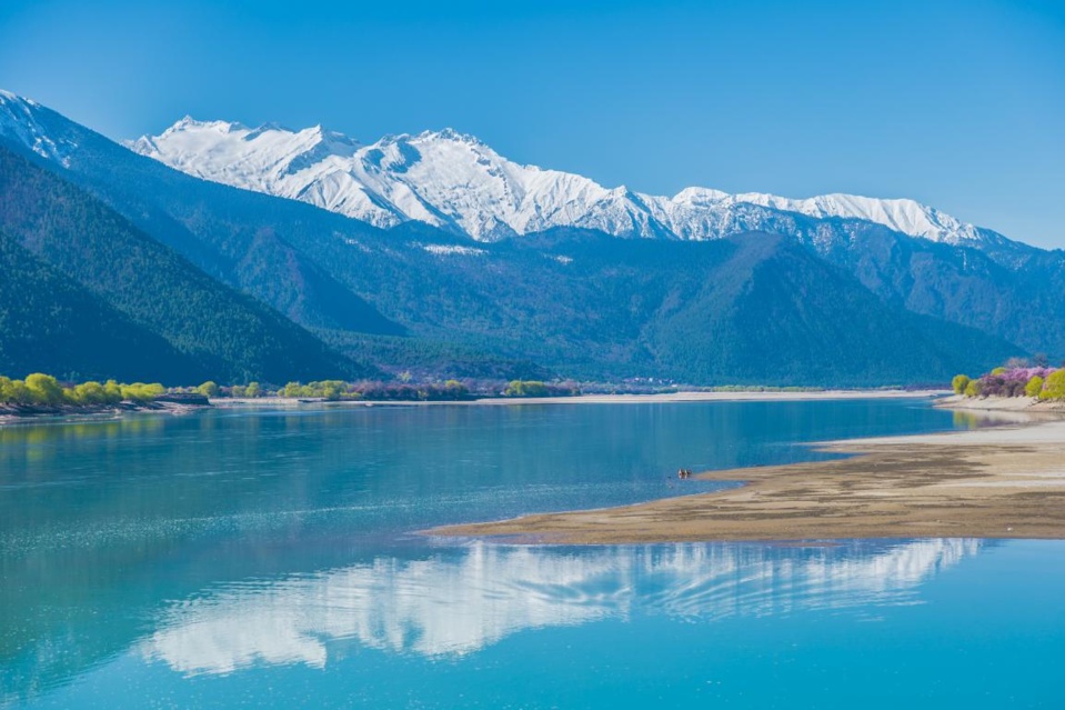 Photo shows a splendid view in Nyingchi, southwest China's Tibet Autonomous Region. (Photo by Wang Tianhao/People's Daily Online)