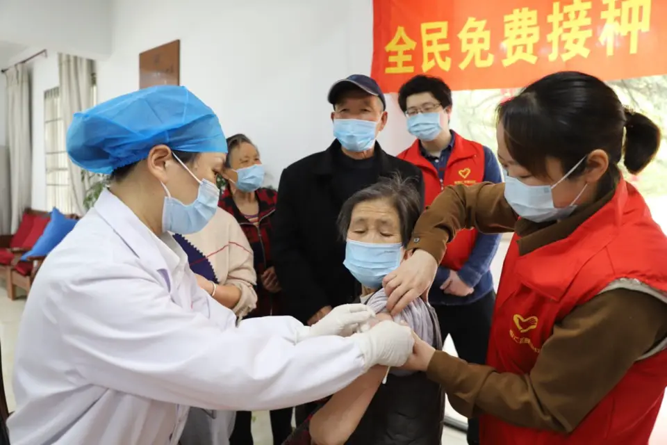 A medical worker inoculates a recipient with COVID-19 vaccine at a community health center at Maowu village, Daixi county in East China’s Zhejiang Province on April 2. Photo by Deng Dehua/People’s Daily Online
