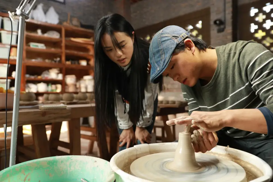 Guan Yongshuang, an inheritor of Rongchang pottery, works with his wife Li Yunshan in their studio located in Rongchang district, southwest China’s Chongqing municipality. (Photo/Courtesy of Guan Yongshuang)