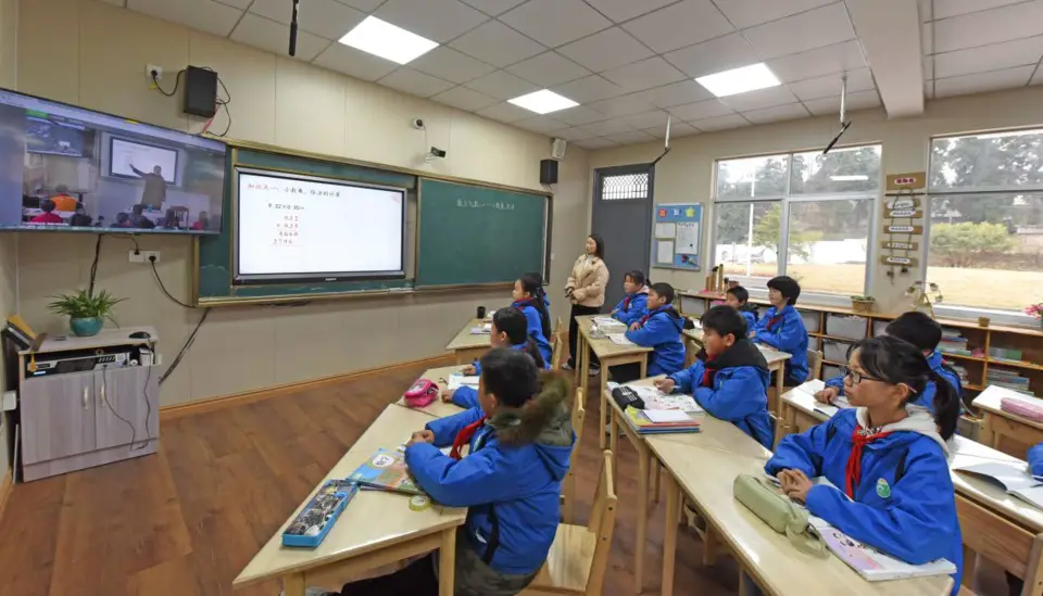 Photo taken on Dec. 23, 2020 shows students at Shiliang School in east China’s Zhejiang province, Taizhou city take a livestream class. Photo by Wang Huabin/People’s Daily Online