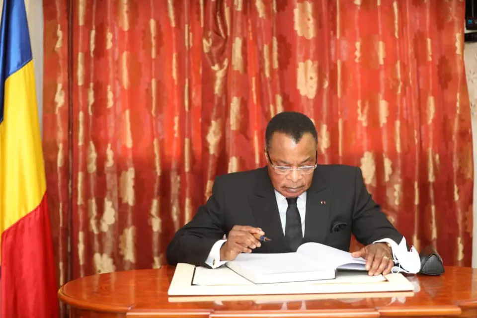 Denis Sassou N'Guesso signant le livre des condoléances.