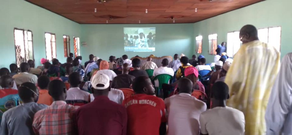 Tchad : les obsèques du président Idriss Deby projetées sur écran à Moundou Tchad : les obsèques du président Idriss Deby projetées sur écran à Moundou