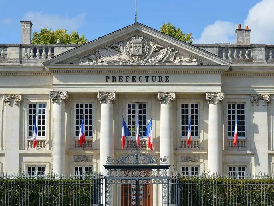 Le tribunal administratif de Versailles rappelle les fondamentaux du changement de statut d’étudiant à commerçant