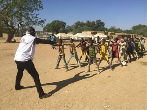 Sur le site des déplacés à Sokolo au centre du Mali, Daniel Dao, superviseur MSF, crée des exercices ludiques pour les enfants des familles déplacées affectés par la crise. © MSF