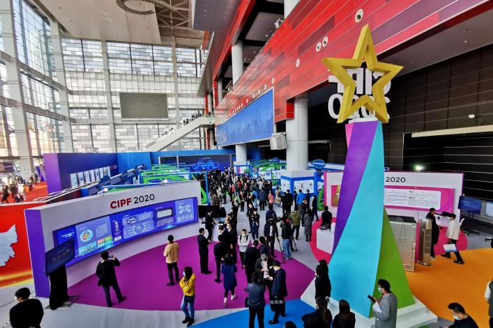 Photo taken on Nov. 11, 2020, shows visitors at an exhibition of China’s achievements in intellectual property during the country’s 13th Five-Year Plan (2016-2020) period. The exhibition was part of the 12th China International Patent Technology and Products Fair that opened in Dalian, northeast China’s Liaoning province, on Nov. 11, 2020. (Photo by Liu Debin/People’s Daily Online) Photo taken on Nov. 11, 2020, shows visitors at an exhibition of China’s achievements in intellectual property during the country’s 13th Five-Year Plan (2016-2020) period. The exhibition was part of the 12th China International Patent Technology and Products Fair that opened in Dalian, northeast China’s Liaoning province, on Nov. 11, 2020. (Photo by Liu Debin/People’s Daily Online)