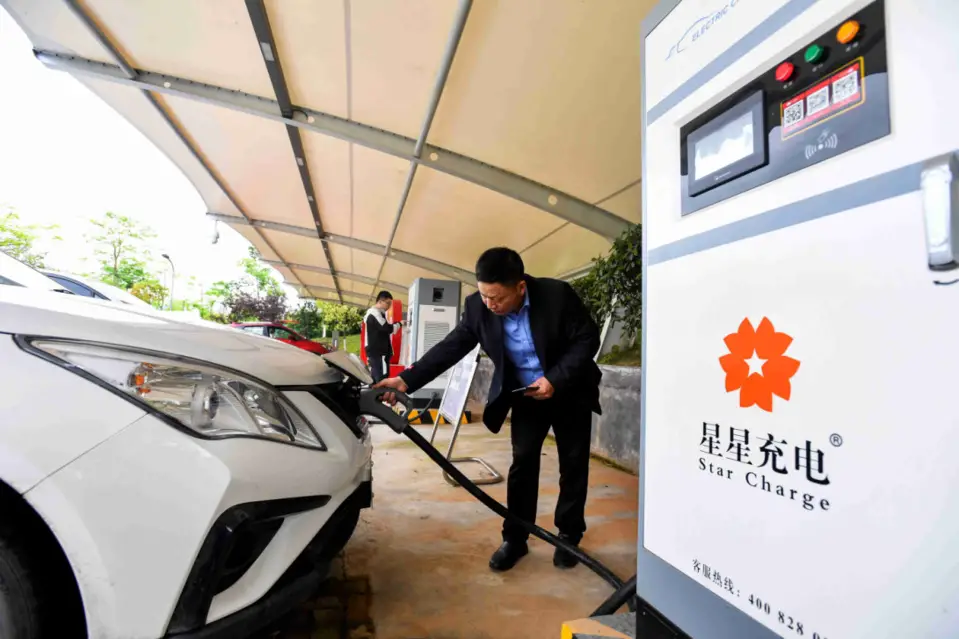 A citizen charges an electric car at a public electric vehicle charging station in Yichun city, east China’s Jiangxi province, April 20, 2021. (Photo by Zhou Liang/People’s Daily Online)