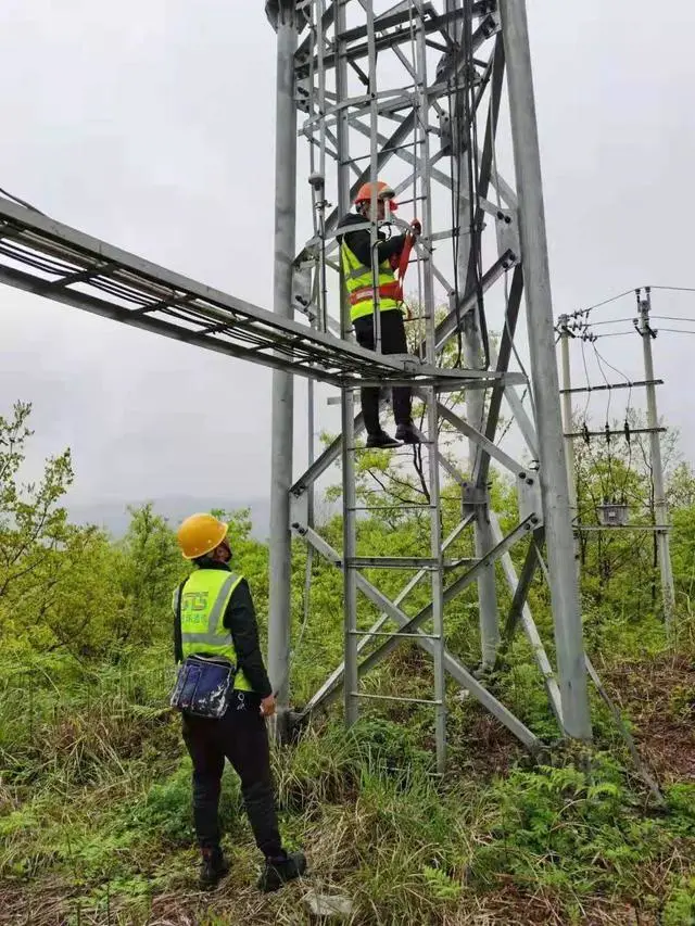 Staff members of the branch of China Mobile Group Guizhou Co., Ltd. in Bailidujuan administrative district, Bijie city, southwest China’s Guizhou province, examine and repair a base station in Butang villagers’ group, Gamu neighborhood of the administrative district. (Photo/Branch of China Mobile Group Guizhou Co., Ltd. in Bailidujuan administrative district)