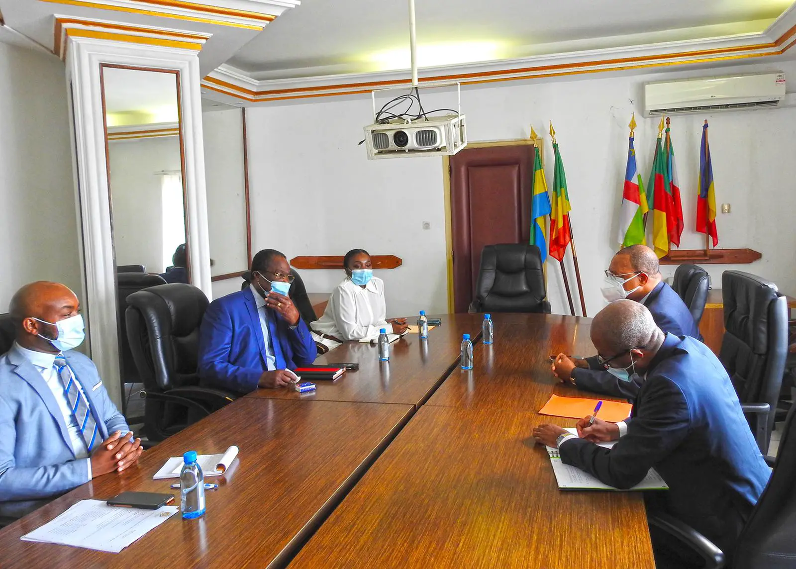 Afrique centrale : concertation entre les présidents de la COSUMAF et de la BDEAC