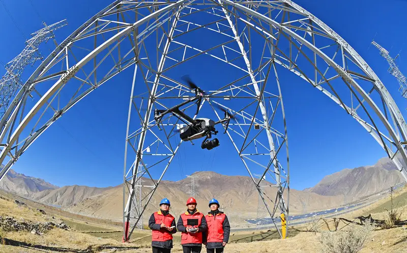Employees of a power supply company in Lhoka, Tibet autonomous region inspect local power lines with assisting technicians from State Grid Anhui Electric Power Co., Ltd., Dec. 14, 2020. (Photo by Song Weixing/People’s Daily Online)
