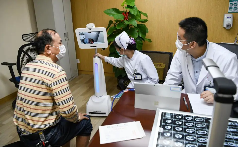 A bone disease patient from Haikou, south China’s Hainan province, consults a doctor of Shanghai Sixth People’s Hospital via a smart telemedicine platform at Haikou Orthopedics and Diabetes Hospital, Nov. 24, 2020. (Photo by Su Bikun/People’s Daily Online)