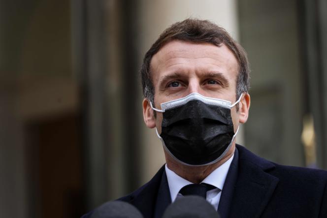 Le président français giflé par un homme
