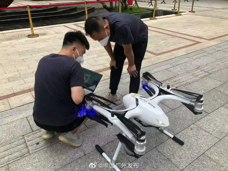 Workers adjust an unmanned aerial vehicle to be used for delivering supplies to Guanggang new town, Guangzhou, south China’s Guangdong province, June 5. (Photo/Official Weibo account of Guangzhou cyberspace administration)