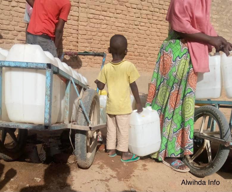 Un enfant tient un bidon d'eau vide à Abéché. © Hambali Nassour Ourada