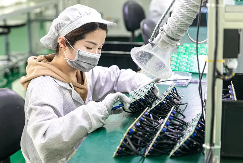 A worker is manufacturing electrical products for domestic supply and to be exported to Southeast Asia in a plant of Simon Electric in Hai’an Economic and Technical Zone, east China’s Jiangsu province, March 29, 2021. (Photo by Zhai Huiyong/People’s Daily Online)