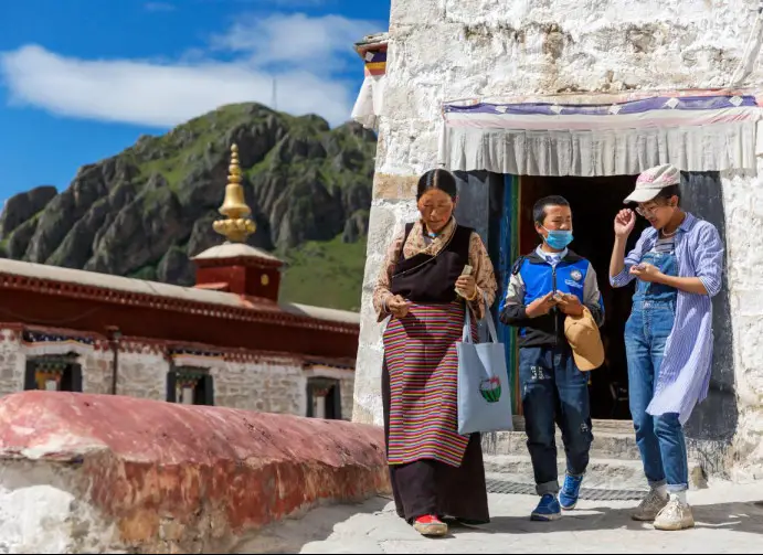 Photo taken in August 2020 shows Tibetan people at the Drepung Monastery, the largest monastery of Tibetan Buddhism’s Gelug Sect, in Lhasa, southwest China’s Tibet autonomous region. (Photo by Tang Mingdeng/People’s Daily Online)
