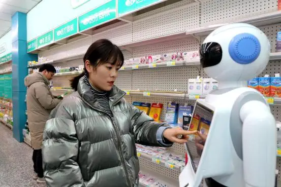 A citizen selects medicines via a robot at an unmanned pharmacy in Tongling city, east China’s Anhui province, Jan. 19, 2020. (Photo by Guo Shining, Sun Zhaozhu/People’s Daily Online)