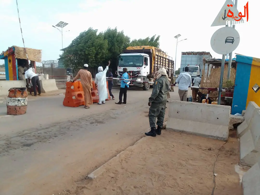 Des véhicules en provenance de Kousseri entrant à N'Djamena. © Steve Djénonkar/Alwihda Info