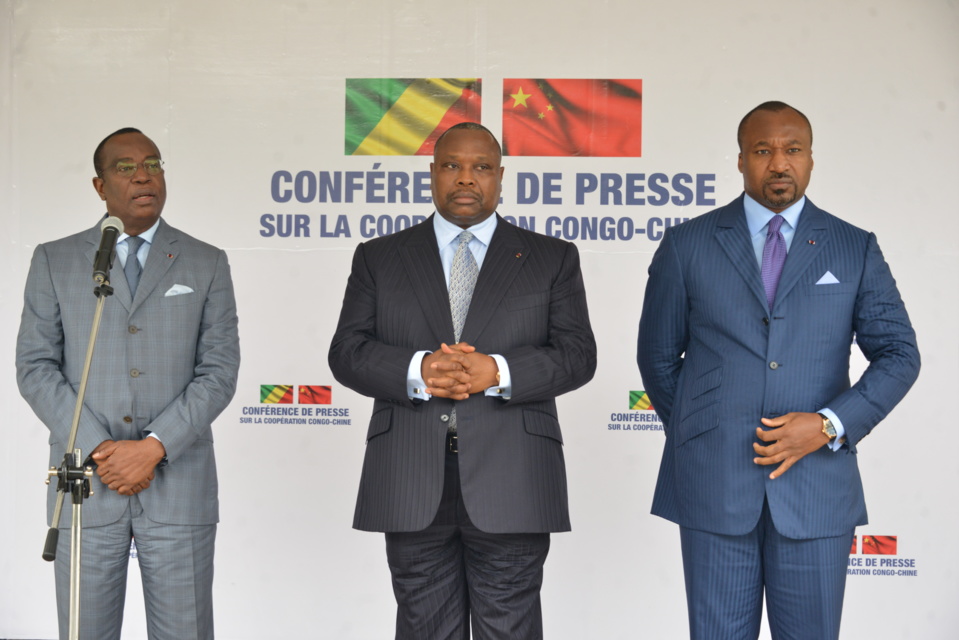 Le ministre Roger Rigobert Andely répondant à la presse.