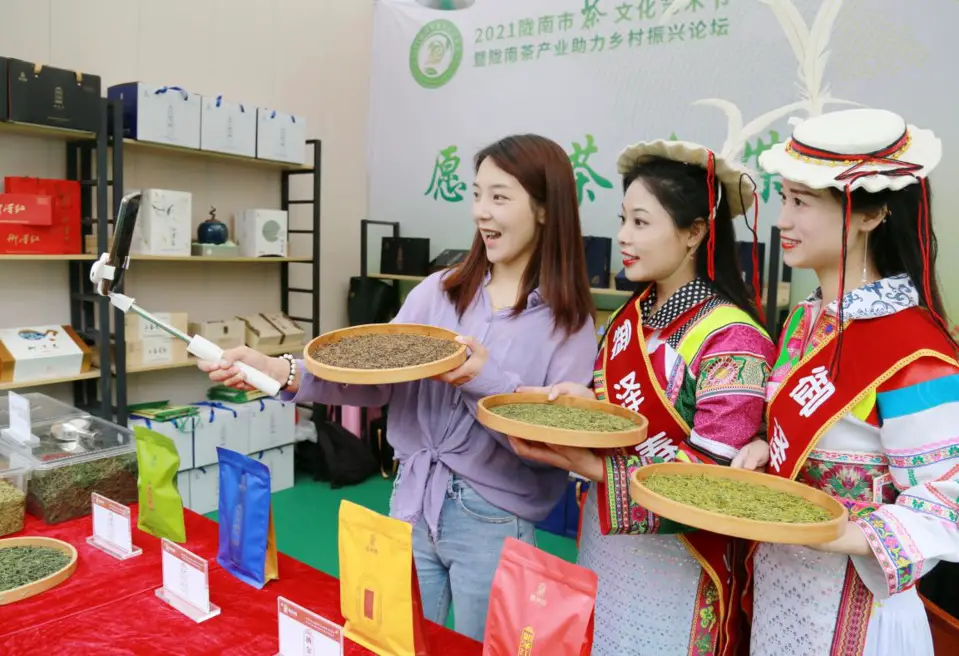 E-commerce livestreamers introduce local tea products in Wudu district, Longnan city, northwest China’s Gansu province, May 29, 2021. (Photo by Li Xuchun/People’s Daily Online)